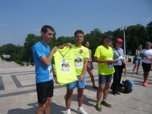 Comitetul de organizare al SuperMaratonului Recunostintei, oferind simbolic Constantinei Dita Tomescu medalia, tricoul si numarul de concurs 125