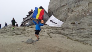     Maraton Transylvania Trail Traverse cu drapelul Romaniei si steagul dacilor -La cabana OMU, prima trecere. Pentru a 120 oara cu drapelul Romaniei si a 6-a oara cu steagul dacilor. 