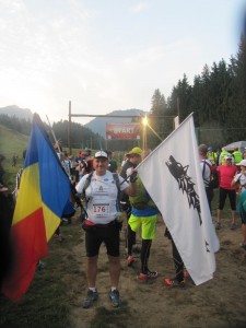     Maraton Transylvania Trail Traverse cu drapelul Romaniei si steagul dacilor -Bran. La start pentru a 120 oara cu drapelul Romaniei si a 6-a oara cu steagul dacilor. 