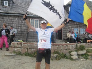 Maraton Transylvania Trail Traverse cu drapelul Romaniei si steagul dacilor -cabana OMU
