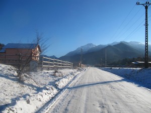 Valea Glajeriei, cu Muntele Bucsoiu in fata