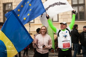 Aiud Maraton 2017 cu drapelele Romaniei, Uniunii Europene si steagul dacilor