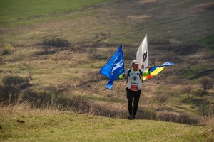 Aiud Maraton 2017 cu drapelele Romaniei, Uniunii Europene si steagul dacilor