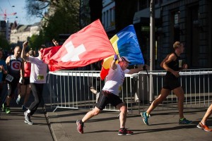 Zurich Marathon 2017 cu drapelele Romaniei si Elvetiei