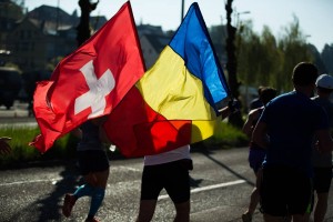 Zurich Marathon 2017 cu drapelele Romaniei si Elvetiei