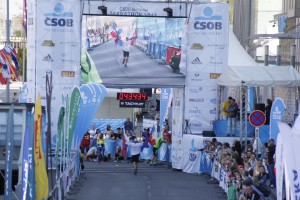 Csob Bratislava Marathon cu drapelele Romaniei, Slovaciei si steagul Uniunii Europene