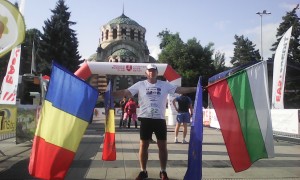  Pleven Marathon cu drapelele Romaniei, Bulgariei, Uniunii Europene si steagul Regelui Carol I