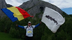 Maraton Apuseni 2017 cu drapelul Romaniei si steagul dacilor