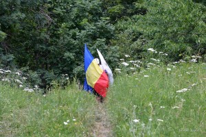 Maraton Blessing Hearts, Tome?ti, Iasi, cu drapelele Romaniei, Uniunii Europene , steagul lui Stefan cel Mare si steagul dacilor.