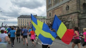 Stocholm Marathon 2017 cu drapelele Romaniei si Suediei