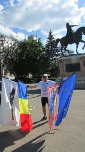 Maraton Blessing Hearts, Tome?ti, Iasi, cu drapelele Romaniei, Uniunii Europene , steagul lui Stefan cel Mare si steagul dacilor.