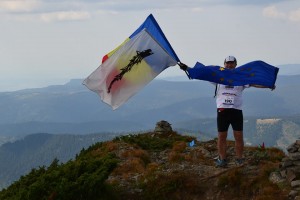 Maratonul Via Maria Teresia cu drapelul Romaniei, steagul Uniunii Europene si steagul dacilor