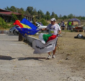 Maraton Via Pontica cu drapelele Romaniei, Bulgariei, Uniunii Europene si steagul dacilor